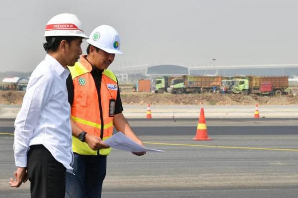 Ketua Umum Demokrat Agus Harimurti Yudhoyono (AHY) menyindir Presiden Jokowi hanya sekedar gunting pita proyek infrastruktur.