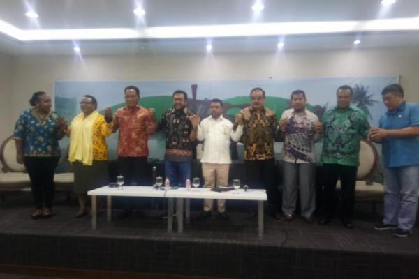 wakil rakyat berasal dari Papua dan Papua Barat, baik yang berada di DPD maupun DPR bersepakat untuk membentuk wadah yang mempunyai legalitas.