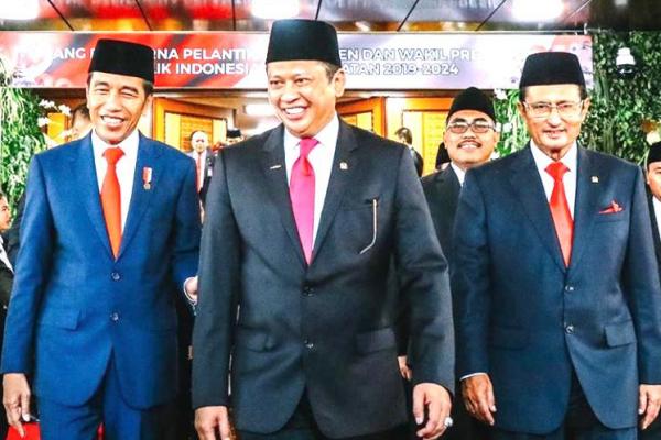 Dengan mengajak rivalnya ke kabinet, tentu saja pilihan yg bijak. Demi kemajuan bangsa. Dan kerelaan Prabowo juga harus dihargai. 