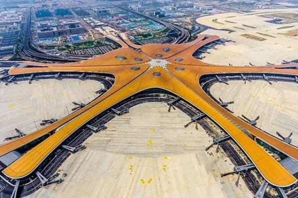 Berbentuk seperti phoenix, bandara tersebut dirancang arsitek kelahiran Irak terkenal Zaha Hadid, dan secara resmi dibuka pada akhir September menjelang perayaan 1 Oktober peringatan 70 tahun Republik Rakyat Tiongkok.