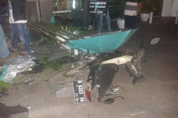 Mahasiswa pengendara mobil yang menabrak Apotik Senopati dan menewaskan 1 orang satpam, resmi tersangka dan ditahan.