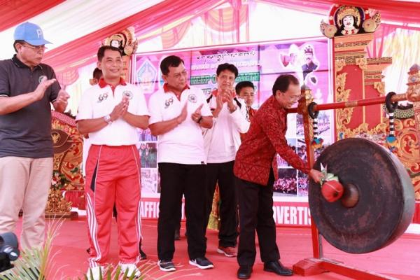 Gubernur Bali Wayan Koster menghadiri acara Hari Ulang Tahun (HUT) ke-69 SMA Negeri 1 Singaraja (Smansa), Jumat (25/10) pagi.