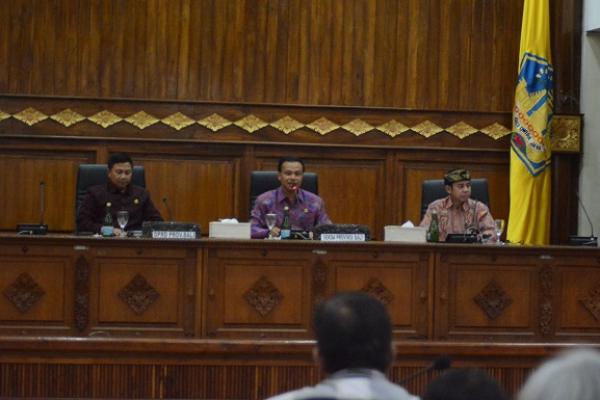 Pemerintah Provinsi Bali menggelar Konsultasi Publik Pengelolaan Sampah Menjadi Energi Listrik (PSEL) TPA Sarbagita Suwung di Gedung Wiswa Sabha Utama, Kantor Gubernur Bali, Jumat (25/10).