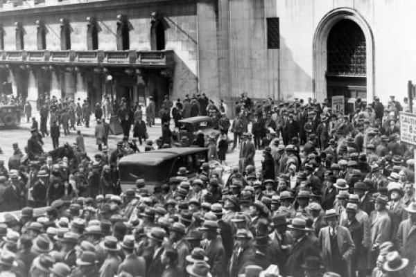 Pada 29 Oktober 1929, penjualan 16 juta saham menandai jatuhnya pasar saham, menyiapkan panggung untuk Depresi Hebat