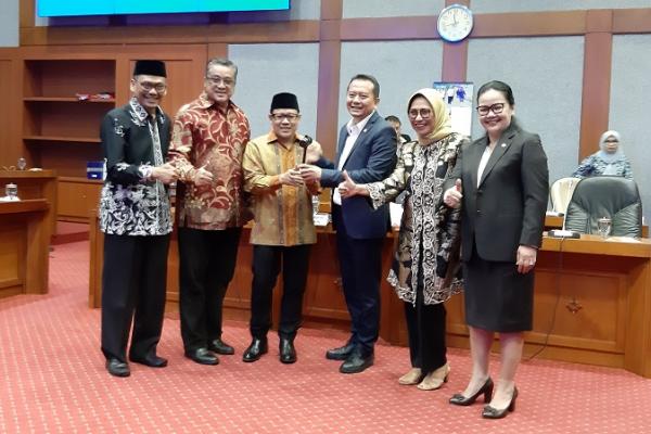 Wakil Ketua DPR Abdul Muhaimin Iskandar yang akrab disapa Gus AMI resmi melantik ketua dan wakil ketua Komisi X DPR, di ruang rapat Komisi X, Gedung DPR, Jakarta, Rabu (30/10).