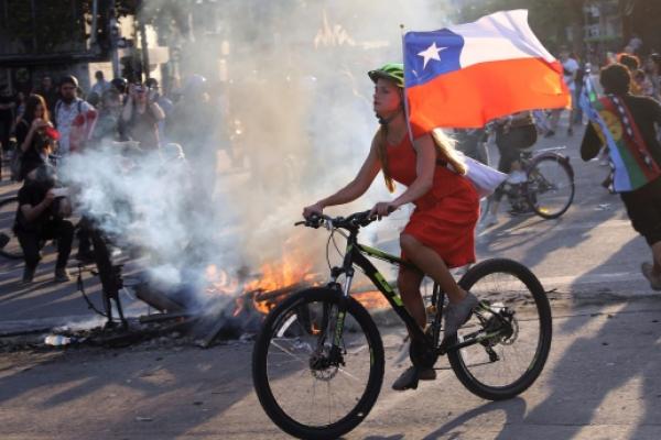 Chile membatalkan jadi tuan rumah KTT APEC yang dijadwalkan akan diadakan di Santiago bulan depan setelah gelombang protes dan kerusuhan kian meningkat.