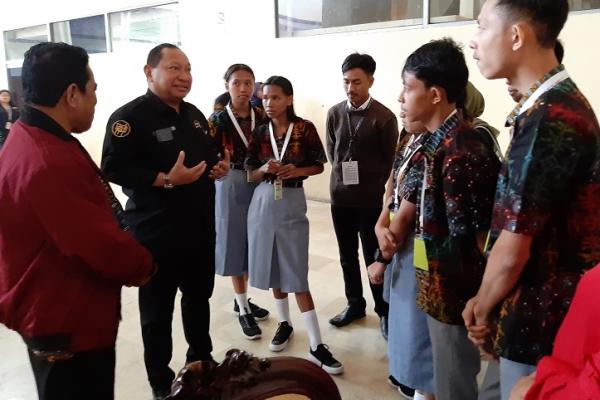 MPR menggelar Lomba Cerdas Cermat Empat Pilar yang diikuti pelajar dari sejumlah Sekolah Menengah Atas (SMA) dari seluruh tanah air. Salah satu yang menjadi peserta adalah SMA PGRI 1 Ambon.
