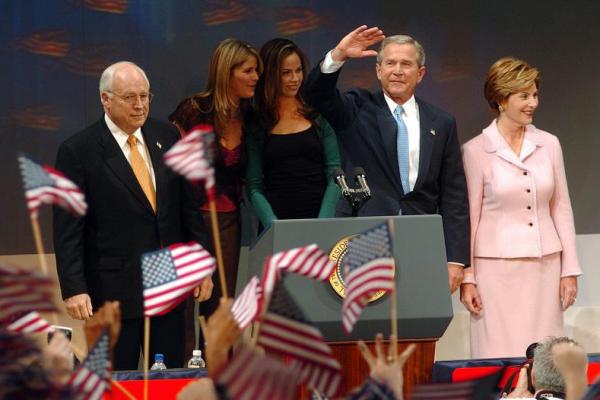 Pada 2 November 2004, Presiden AS George W. Bush terpilih kembali dalam perlombaan dengan Demokrat John Kerry