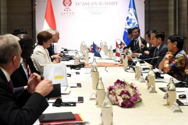 Presiden menegaskan bahwa ASEAN terbuka untuk bekerja sama dengan RRT dalam kerangka ASEAN Outlook on the Indo-Pacific, yang salah satunya memfokuskan kerja sama konektivitas dan infrastruktur.