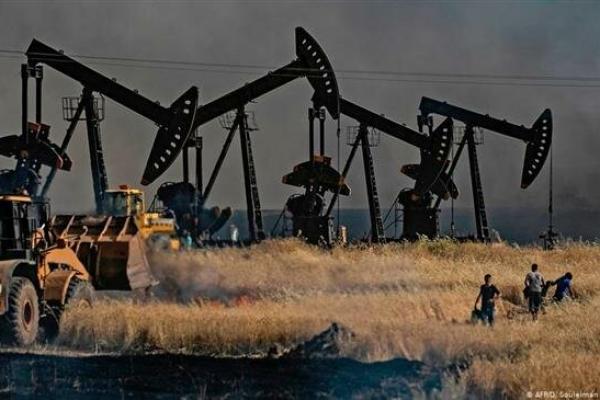 sebuah perusahaan minyak Amerika Serikat telah menandatangani perjanjian dengan pemberontak yang dipimpin Kurdi yang mengendalikan ladang minyak timur laut