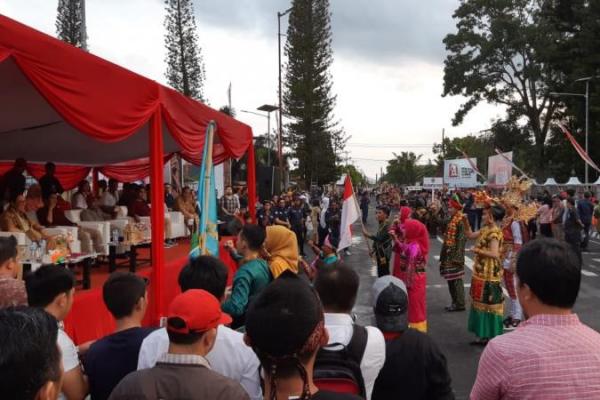 Bupati Minahasa Royke Roring mengungkapkan, dari parade tersebut selain masyarakat Minahasa bisa mengenal budaya dari daerah lain, tapi juga menanamkan rasa kebersamaan di antara peserta.