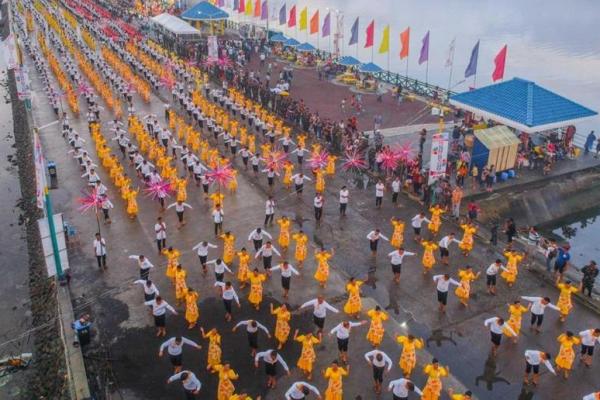 Sebuah provinsi di Filipina mencatatkan Guinness World Record ketika 7.127 orang memadati jalan untuk menampilkan tarian rakyat tradisional.
