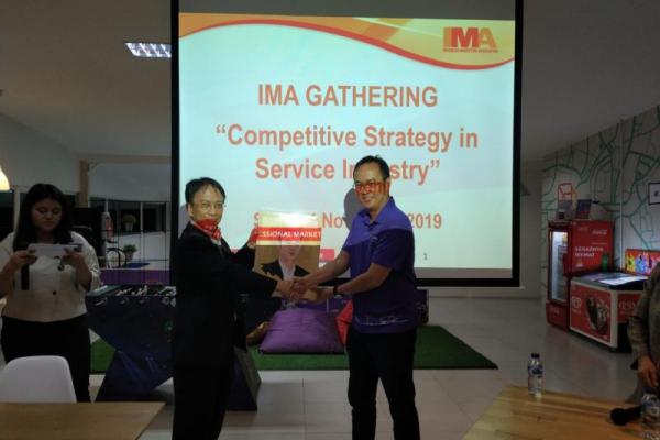 Seminar rutin yang diadakan IMA DKI Jakarta ini mengangkat tema Competitive Strategy in Service Industry.