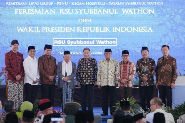 Wapres melakukan penandatanganan prasasti peresmian yang disaksikan Menteri Desa, Pembangunan Daerah Tertinggal dan Transmigrasi Abdul Halim Iskandar