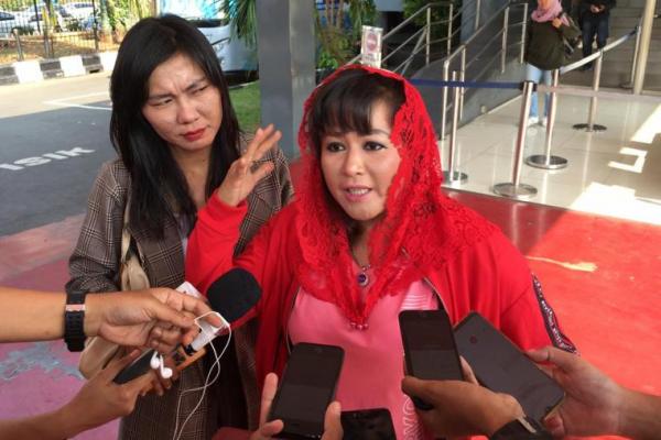 Untuk membuktikan isi laporannya ke Novel Baswedan, polisi memanggil politikus Dewi Tanjung untuk diperiksa.