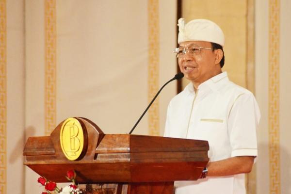 Gubernur Bali Wayan Koster memberi perhatian serius terhadap upaya percepatan dan perluasan implementasi transaksi nontunai guna mengoptimalisasi pengelolaan keuangan daerah.