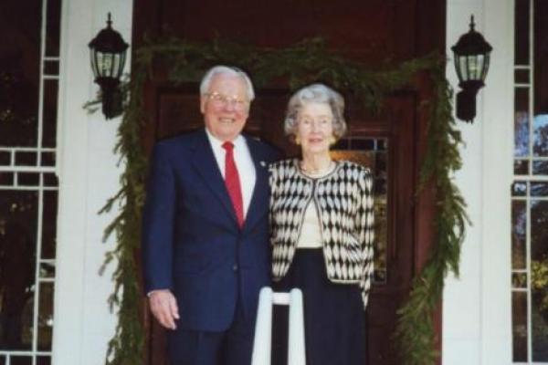 John Henderson, 106, dan istri Charlotte Henderson, 105, diberi sertifikat Guinness untuk pasangan menikah tertua.