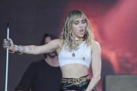 Bintang Pop Miley Cyrus Berhasil Jalani Operasi Pita Suara