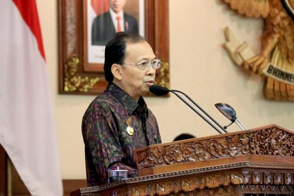 Gubernur Bali Wayan Koster menyampaikan jawaban terhadap pandangan umum fraksi atas 4 Raperda, di Ruang Sidang Paripurna, Kantor DPRD Provinsi Bali, Denpasar, Senin (11/11).