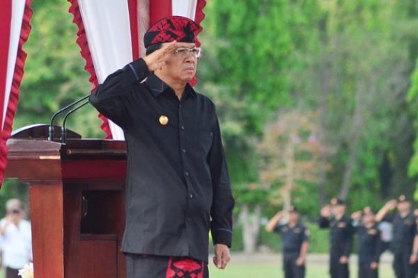 Gubernur Bali I Wayan Koster menjadi inspektur upacara peringatan Hari Pahlawan di Lapangan Puputan Margarana, Denpasar, Minggu (10/11).