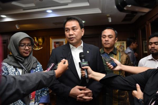 Wakil Ketua DPR RI Azis Syamsuddin mengatakan, E-Parliament akan dikampanyekan DPR RI Periode 2014-2019. E-Parliament berfungsi sebagai sarana membangun citra positif DPR RI di masyarakat yang selama ini terus luntur.