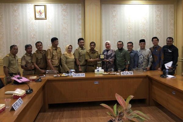 Komite II DPD RI menyoroti masalah pertambangan saat melakukan kunjungan kerja ke Provinsi Sulawesi Utara (Sultra) 11-13 November 2019.