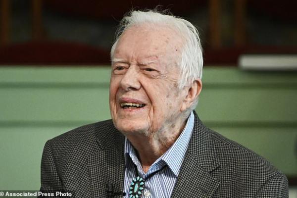Jimmy Carter dirawat di rumah sakit pada Senin (11/11) malam, untuk menjalani prosedur meringankan tekanan pada otaknya, yang disebabkan oleh pendarahan.