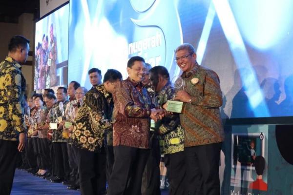 Penghargaan tersebut diberikan sebagai bentuk apresiasi pemerintah pusat terhadap komitmen Kabupaten Maluku Tenggara yang masuk dalam kategori 3T (terdepan, terluar, tertinggal), meningkatkan mutu dan akses pendidikan melalui Teknologi Informasi dan Komunikasi (TIK).