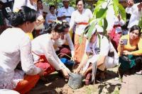 Sambut HUT ke-20 DWP Provinsi Bali, Ny Widiasmini Indra Tanam Pohon di Pura Kentel Gumi