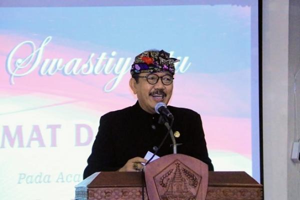 Wakil Gubernur Bali Tjokorda Oka Artha Ardhana Sukawati melepas kontingen Bali yang akan berlaga dalam Pekan Olahraga Pelajar Nasional (POPNAS) ke-XV tahun 2019 di Aula Dinas Pendidikan, Denpasar, Kamis (14/11).
