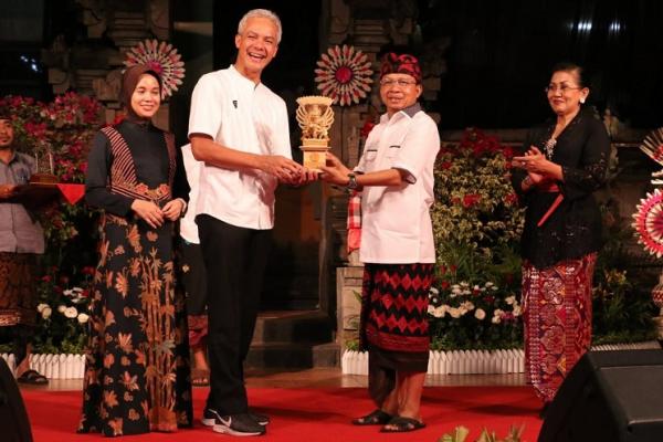 KAGAMA yang menggelar Musyawarah Nasional (Munas) XIII KAGAMA di Pulau Dewata berkesempatan bertemu dengam Gubernur Wayan Koster di Rumah Jabatan Gubernur Bali, Jaya Sabha, Denpasar, Kamis (14/11).
