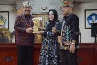 Wagub Cok Ace Paparkan Pariwisata Bali pada Wakil Walikota Palangka Raya