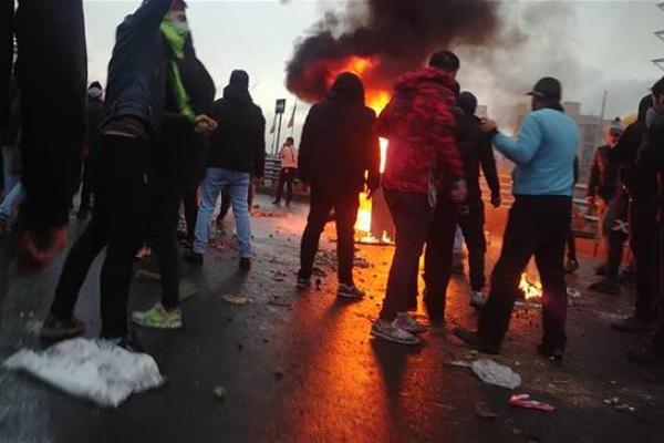 Para pengunjuk rasa berusaha untuk membakar sebuah depot bahan bakar di pusat kota Sirjan tetapi dihalangi pasukan keamanan.