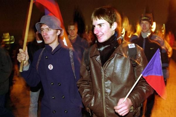 Pada 17 November 1989, Revolusi Velvet Cekoslowakia mulai mengikuti demonstrasi mahasiswa yang digagalkan oleh polisi anti huru hara.