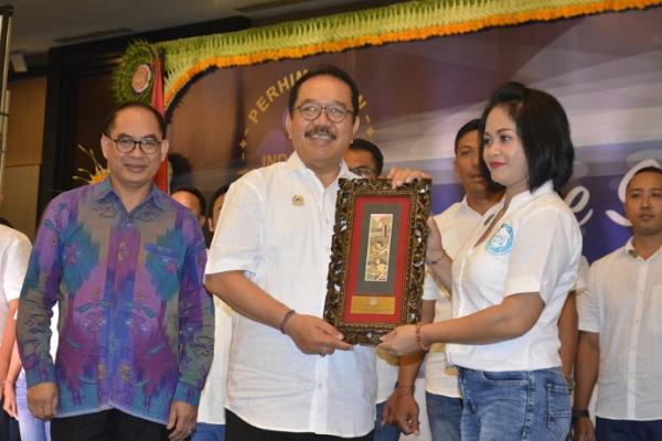 Wakil Gubernur Bali Tjokorda Oka Artha Ardana Sukawati melantik secara resmi Pengurus BPPA Periode Tahun 2019-2024 yang dirangkaikan dengan pelaksanaan HUT BPPA ke 6 di Singaraja Hall, BNDCC, Nusa Dua, Sabtu (16/11).