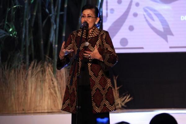 Guna menggairahkan kembali penggunaan kain tenun di kalanganan masyarakat, Dekranasda Provinsi Bali yang diketuai Ny. Putri Koster menggelar acara Pesona Tenun Dewata 2019 dengan menggandeng sembilan desainer yang berasal dari semua kabupaten/kota di Bali.