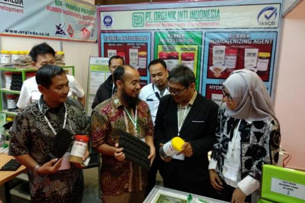 Salah satu industri lokal yang memproduksi bahan tambah organik untuk industri karet, PT Organik Inti Indonesia (OII) terus mendorong pengusaha-pengusaha karet tanah air 