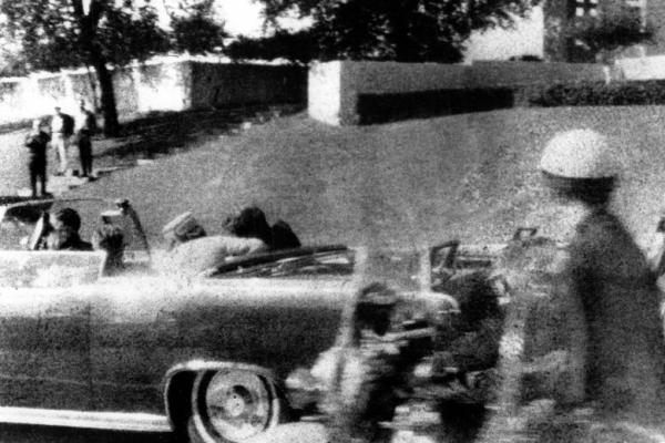 Pada 22 November 1963, Presiden John F. Kennedy, 46, pada tahun ketiga masa jabatan pertamanya, dibunuh ketika mengendarai iring-iringan mobil di Dallas.