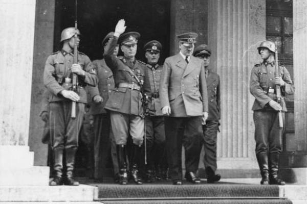 Pada 23 November 1940, Rumania menandatangani Pakta Tripartit, bergabung dengan kekuatan Poros Jerman, Italia dan Jepang dalam Perang Dunia II.
