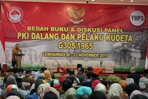 Emha Ainun Najib alias Cak Nun yang membahas G30S/PKI ditinjau dari sisi perspektif Budaya