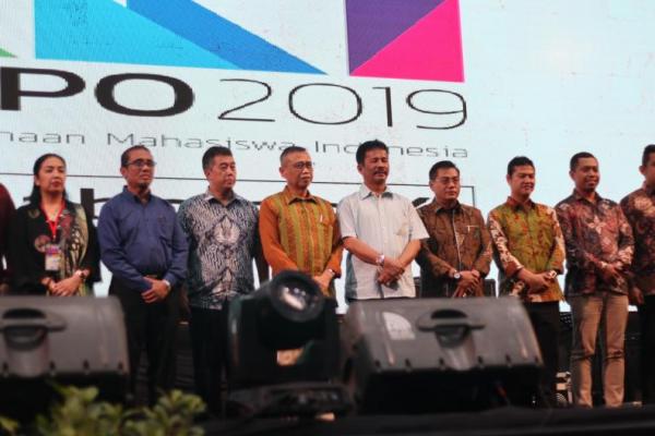 Wali Kota Batam mengundang lulusan Politeknik seluruh Indonesia, untuk berkarir di kawasan yang berbatasan dengan Singapura itu.