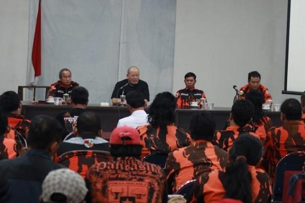 Ketua Dewan Perwakilan Daerah (DPD) RI Lanyalla Mahmud Mattalitti bertemu dengan ratusan kader Pemuda Pancasila (PP) Kota Surabaya, Selasa malam (19/11).