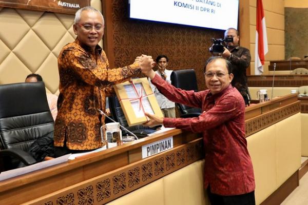 Komisi II DPR RI menerima dokumen Rancangan Undang-Undang (RUU) tentang Provinsi Bali lengkap dengan naskah akademiknya. Dimana, Komisi II DPR menilai RUU Provinsi Bali dapat memperkuat kearifan lokal bagi manca negara.