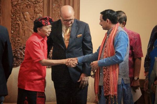 Gubernur Bali Wayan Koster menerima kedatangan beberapa tokoh bisnis Hindu dunia di Rumah Jabatan Gubernur Bali, Jayasabha, Denpasar, Senin (25/11).