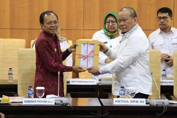 Ketua DPD RI, AA Lanyalla Mattalliti menerima dokumen Rancangan Undang-Undang (RUU) tentang Provinsi Bali dalam audiensi dengan jajaran Pemerintah Provinsi Bali di ruang GBHN, Komplek Parlemen, Senayan, Jakarta, Selasa (26/11).
