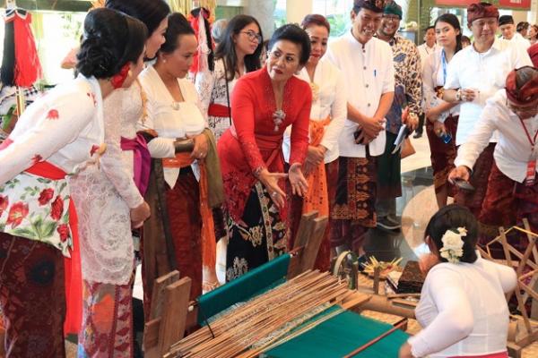 Ketua Dewan Kerajinan Nasional Daerah (Dekranasda) Provinsi Bali Ny.Putri Koster mengajak masyarakat  untuk menumbuhkan rasa cinta pada produk dalam negeri dengan menggunakan produk daerah sendiri.