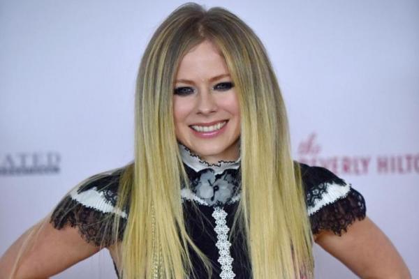 Penyanyi cantik berkebangsaan Kanada, Avril Lavigne dikabarkan mengakhiri hubungan percintaannya dengan sang pacar Phillip Sarofim.