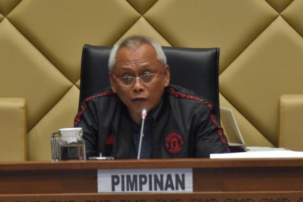 Wakil Ketua Komisi II DPR RI Arif Wibowo meminta kepastian pihak yang akan berwenang dan diberikan kuasa tanggungjawab dalam pengadaan APD yang akan diterapkan dalam pelaksanaan Pilkada Serentak 2020.