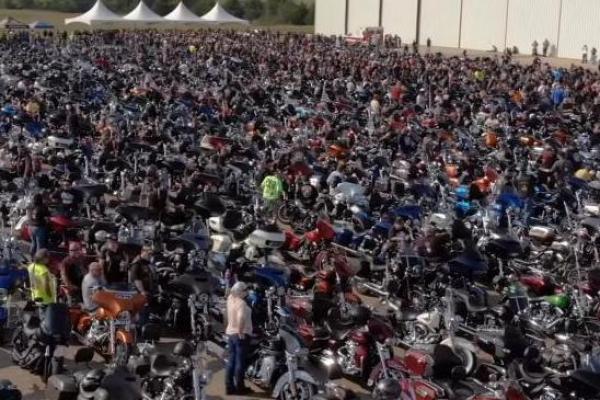 Seorang penggemar Harley mengumpulkan 3.497 pengendara sepeda motor di Texas untuk memecahkan Guinness World Record