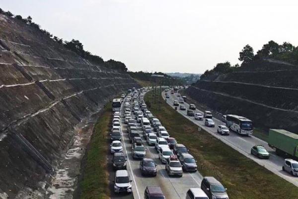 Ruas untuk Tol Jakarta-Cikampek terpantau lancar dan tidak ada kepadatan kendaraan